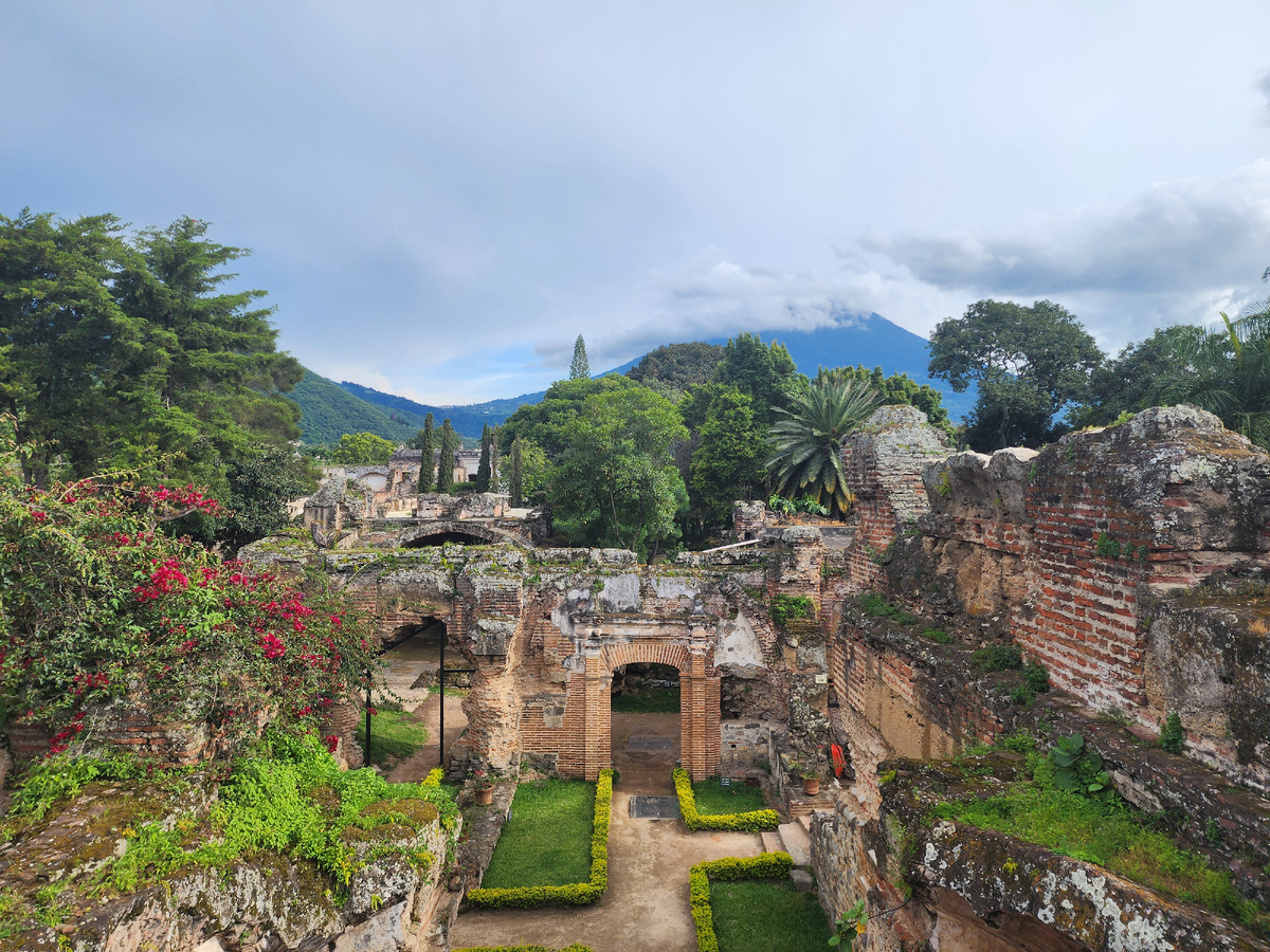Руины и музей святого брата Петра, Антигуа, Гватемала
