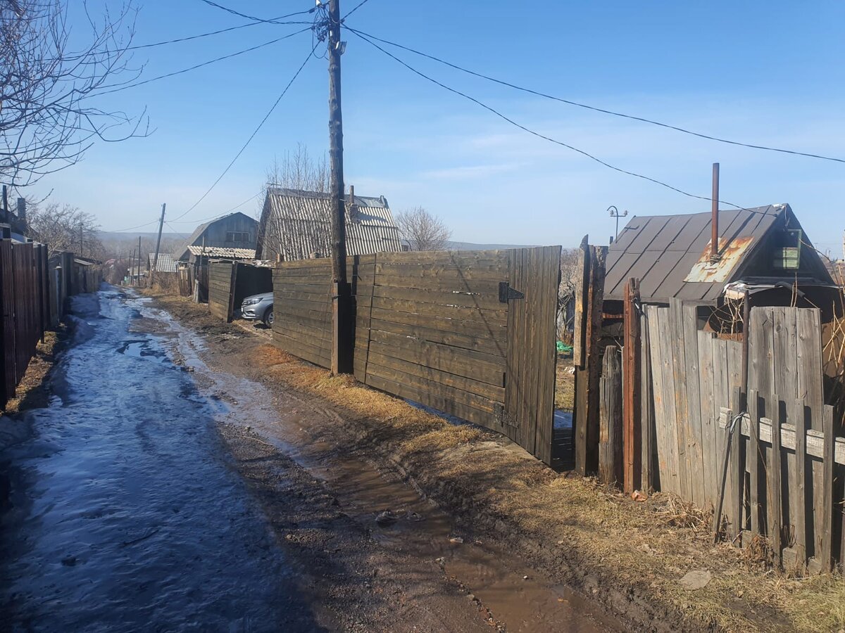Как видно на фото, свет в СНТ есть, но напряжение падает постоянно. 