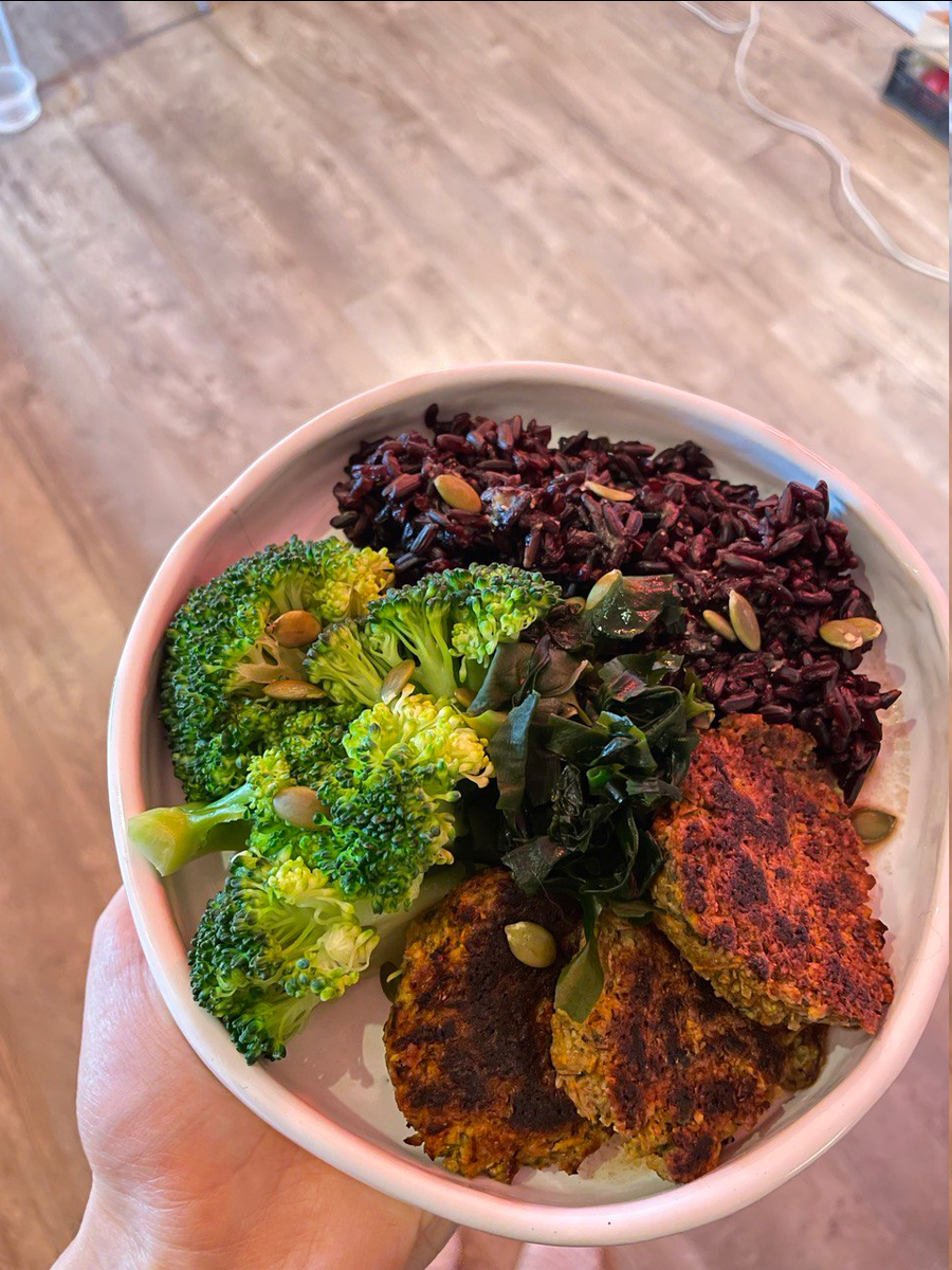 Котлеты на фото - чечевичные. Это интересный способ добавить чечевицы в свой рацион в разнообразном виде) 