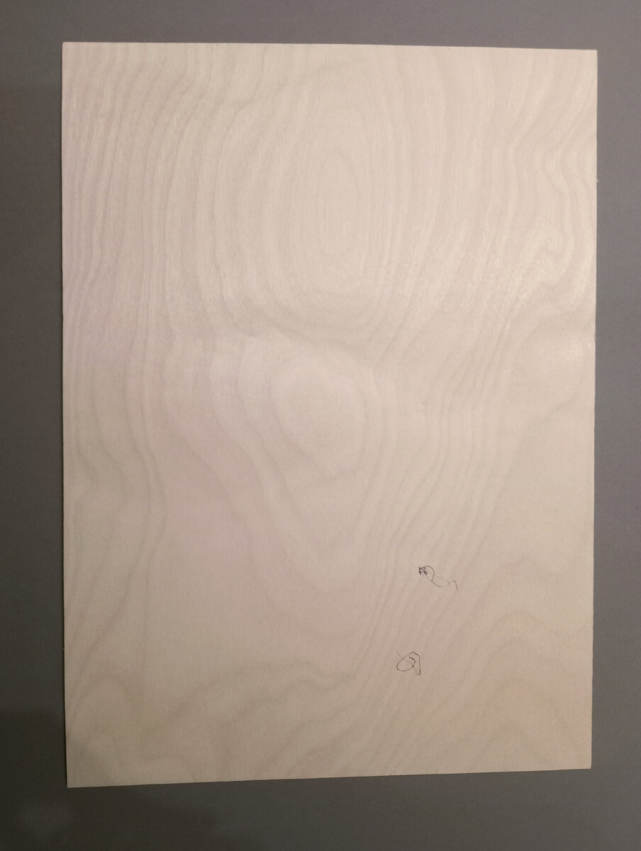 Дочка шариковой ручкой уже успела наметить каракули. Но для меня не страшно, их потом не будет видно