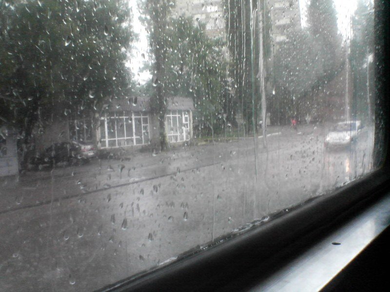 окно поезда. автобус под дождем. автобус дождь. окно автобуса дождь. дождь за окном автобуса.