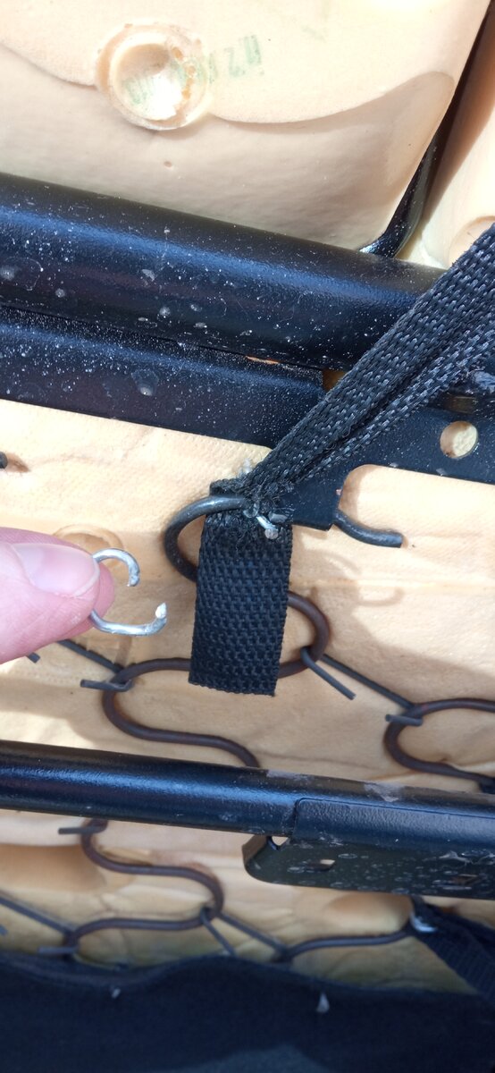 Вот такими колечками крепится обшивка сиденья. Сохранять их у меня не получалось (это сложно и не понятно как потом обратно собирать), поэтому я их просто разгибал как придётся. Потом уже собирал с помощью пластиковых стяжек