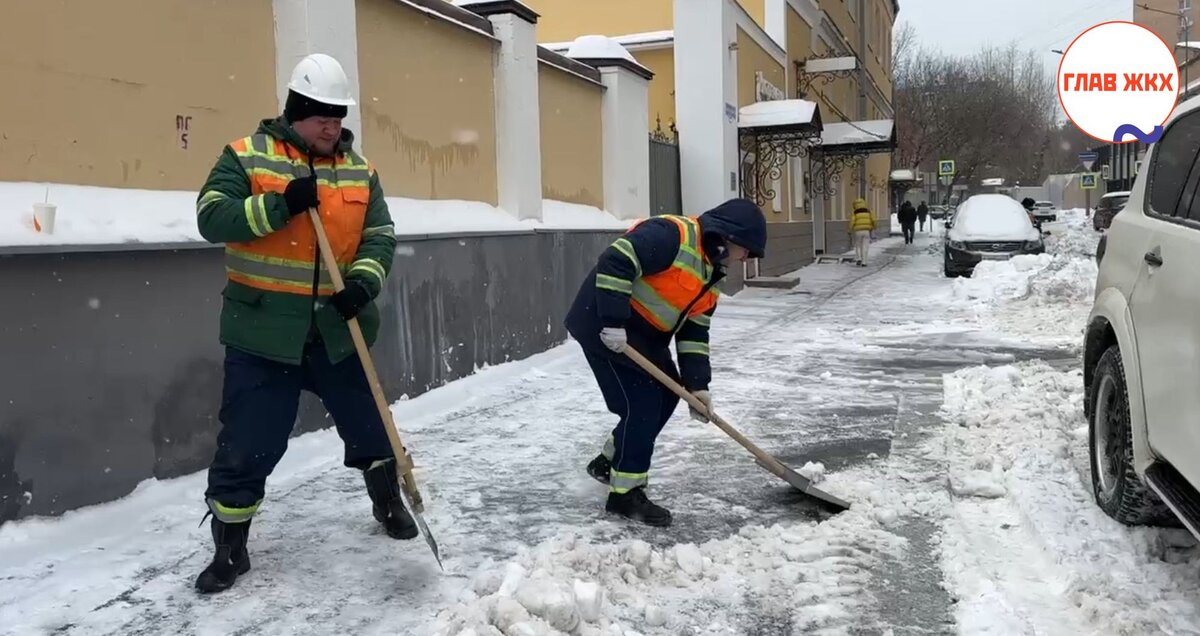 В Москве в круглосуточной уборке снега задействовали дополнительно 12 тысяч коммунальщиков 