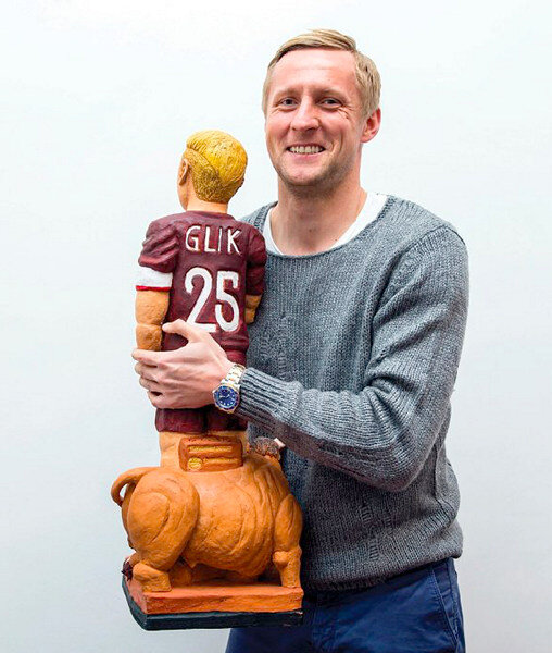 Жили на Горной улице в городе Ястшембе-Здруй, отец работал на шахте, его друг Веслав Шмигельски, тоже шахтер, в вольные часы занимался с детьми футболом, таскал их на турниры, чтоб без дела не болтались. Собрались как-то в поселок Бук. Дождь стеной, Веслав хромал после аварии на шахте, не мог вести машину, стали ждать у дороги сумасшедшего, который повезет одиннадцать человек, промокли, как лягушки, но уместились в каком-то фургоне и понеслись на турнир.