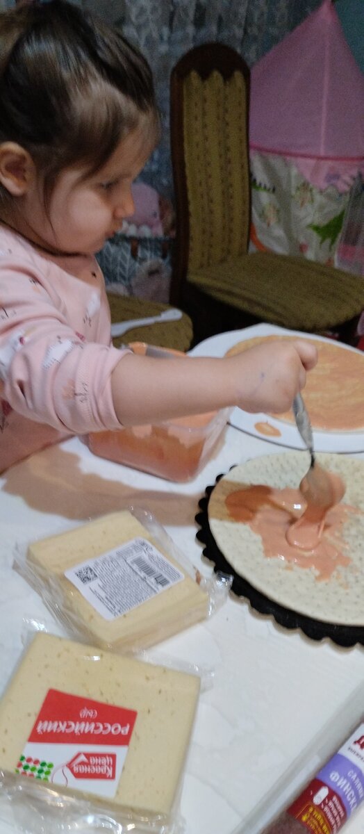 Помогатор. Кстати, инициатором приготовить пиццу была Аня. 