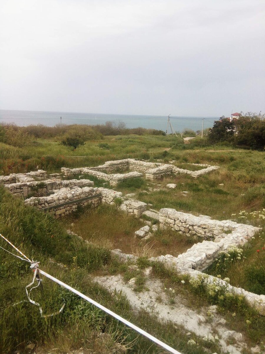 Ну, какой же это Ахтияр? Им и не пахло, когда  он звался Херсонесом и Корсунем))) 