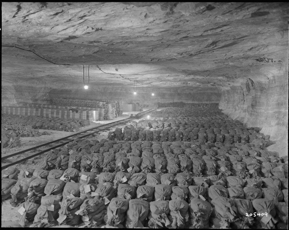 ✔Хранилище в соляной шахте, где нацисты прятали золото Рейхсбанка, награбленное СС. Здесь также содержались картины Берлинского музея. Было обнаружено 3-й армией США в апреле 1945 года.