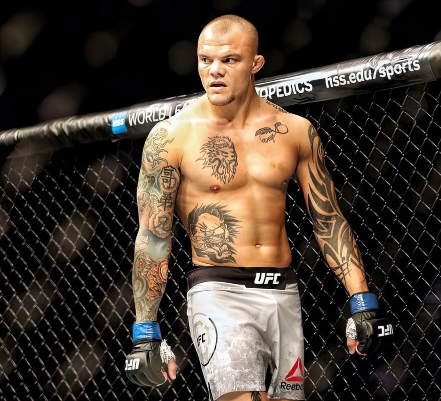 Отличная идея ночью прийти без приглашения в дом к парню с таким лицом 