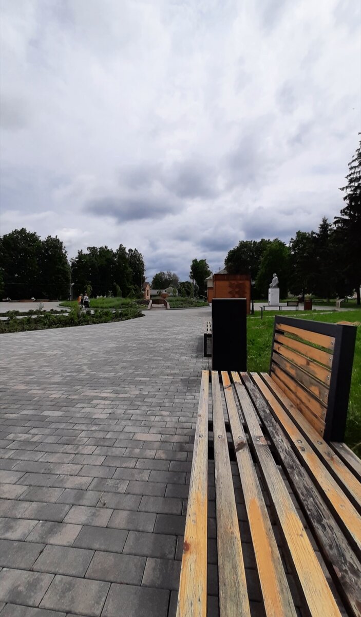 Два года этому скверу, лавочки потихоньку гниют