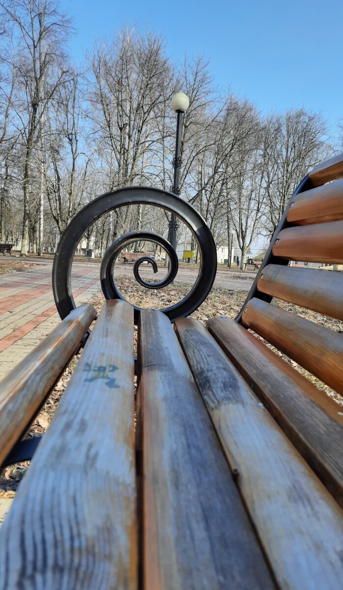 Лавочка в парке ей тоже два года, качество досок ужасное из за склейки.