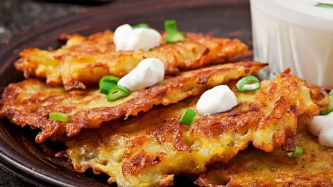 Очень простой и быстрый рецепт приготовления ленивых колдунов с мясом. Картофельные драники с мясным фаршем получаются вкусными и сытными. Такое блюдо можно подать как полноценный обед или ужин.