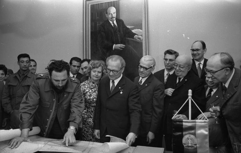 Восточный Берлин, 19 июня 1972 года: Фидель Кастро (слева) после подписания коммюнике передал Эриху Хонеккеру (в центре) карту Кубы. На карте показан остров, носящий название «Эрнст Тельман», а южная часть названа «Пляж ГДР» (Playa RDA, DDR-Strand).