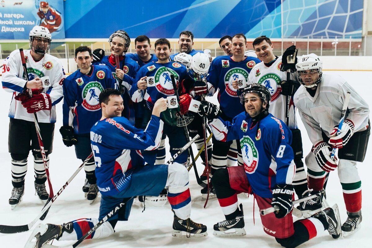         Хоккей - это один из видов спорта, когда можно учиться играть в любом возрасте