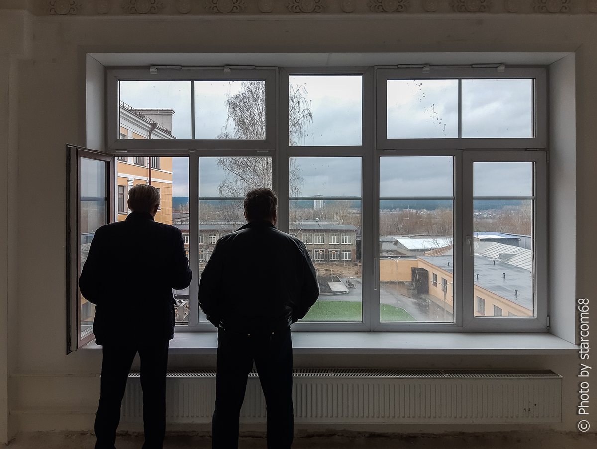 У окна в фойе актового зала