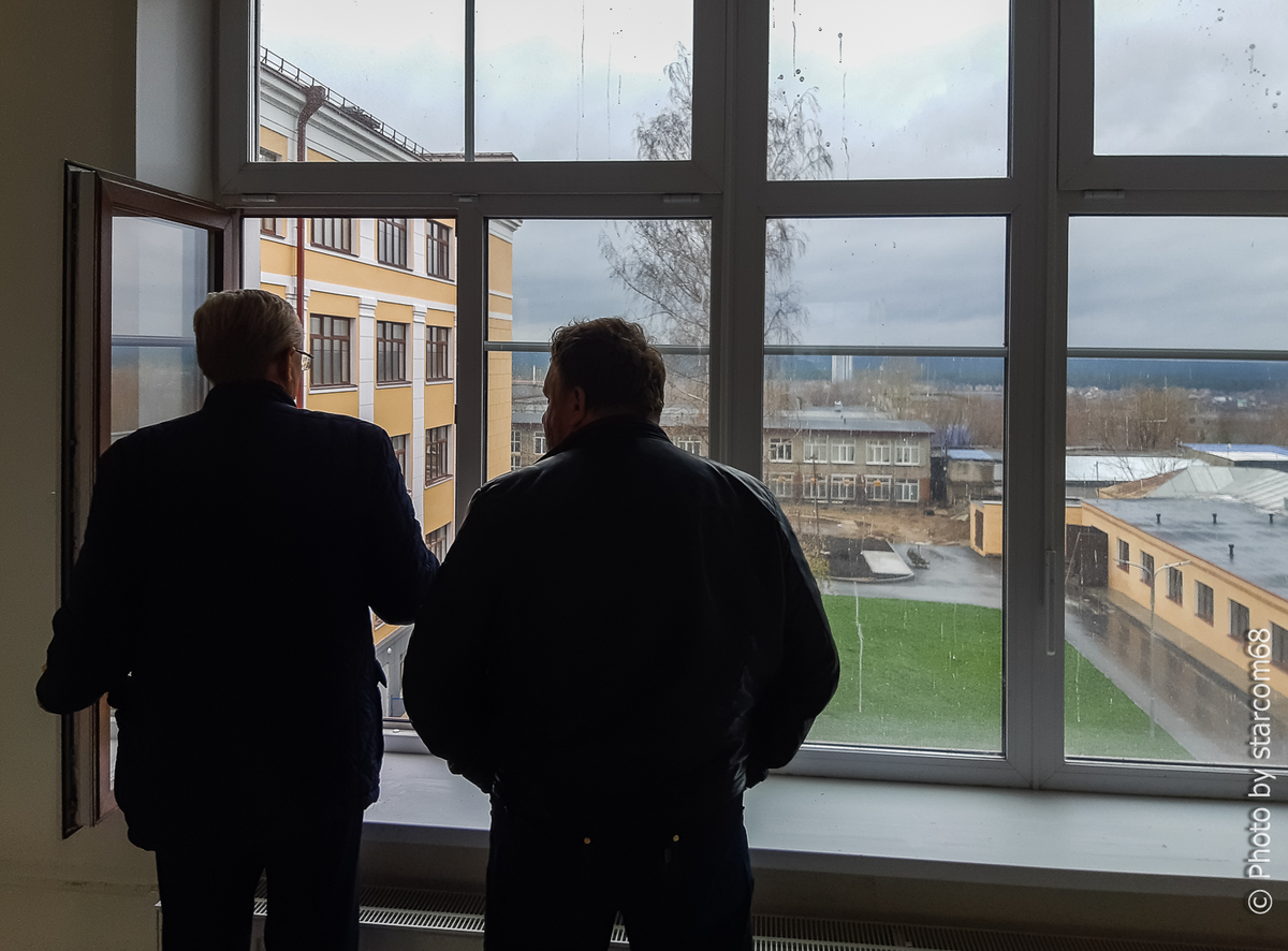 Отсюда открывается вид на территорию колледжа, но еще лучше он с балкона четвертого этажа