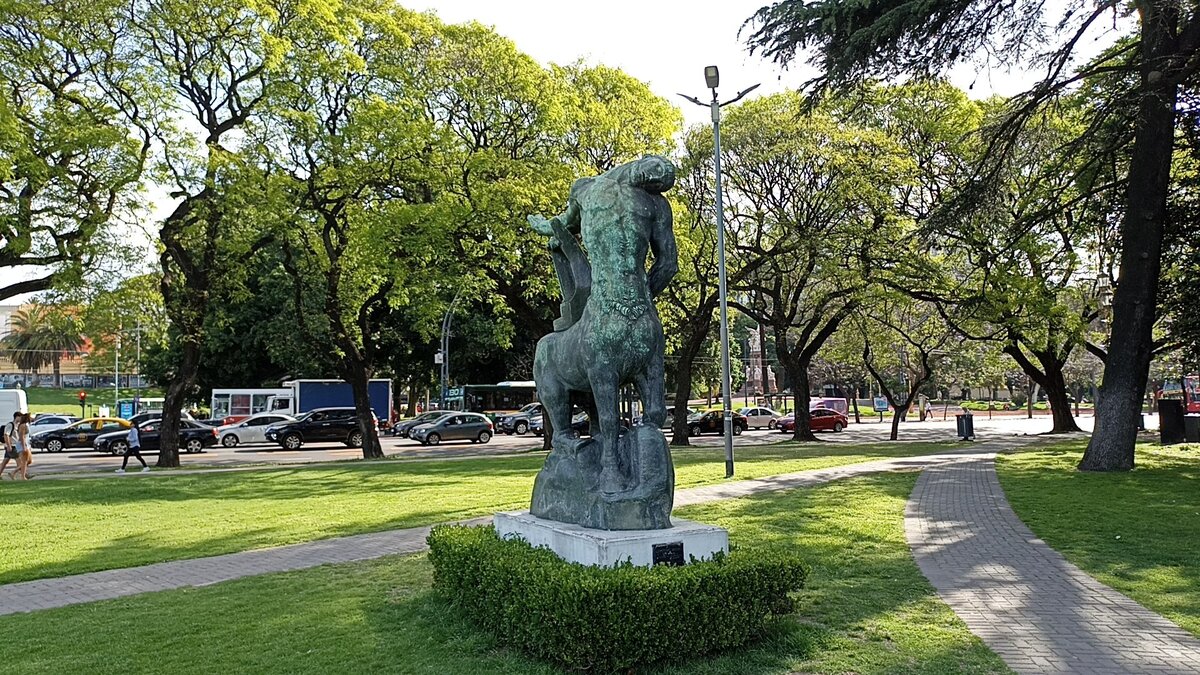 Скульптура кентавра рядом с музеем