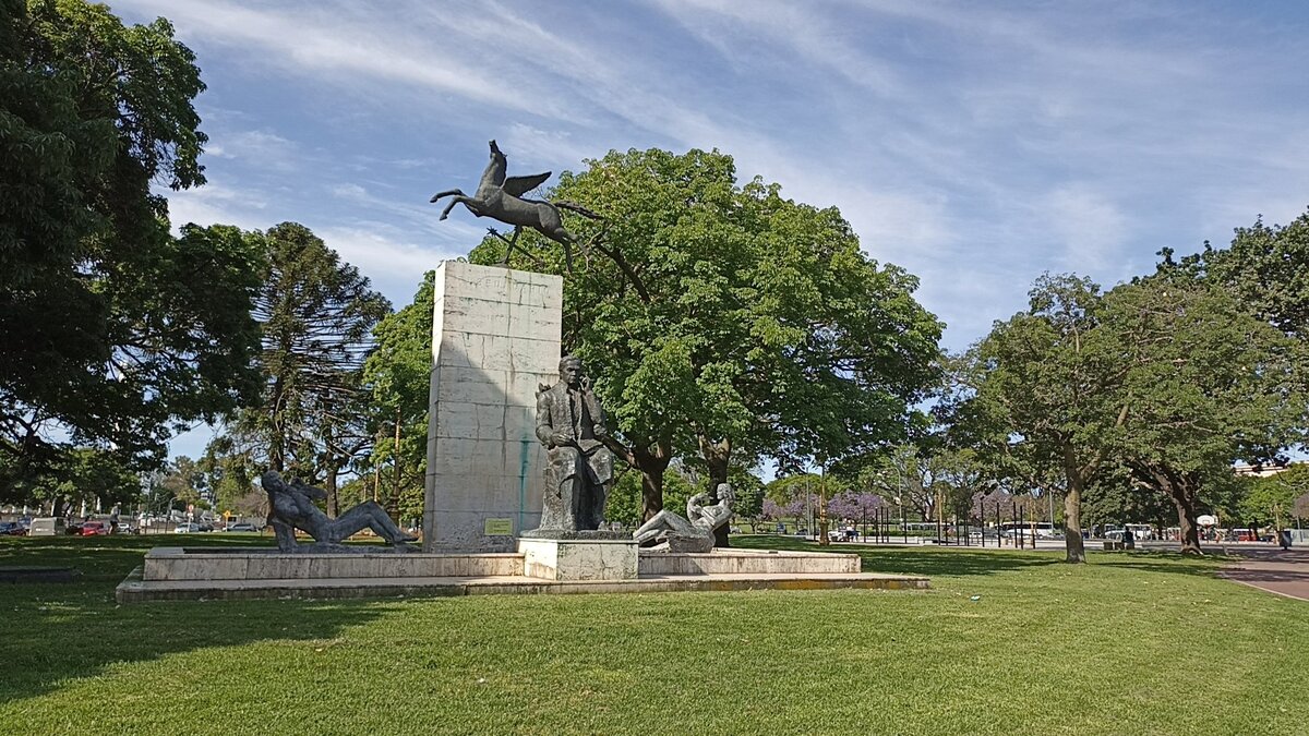 Один из многочисленных памятников...