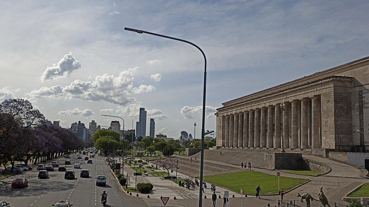 Вид на факультет права и Floralis Generica с моста имени Альфредо Роке Витоло.