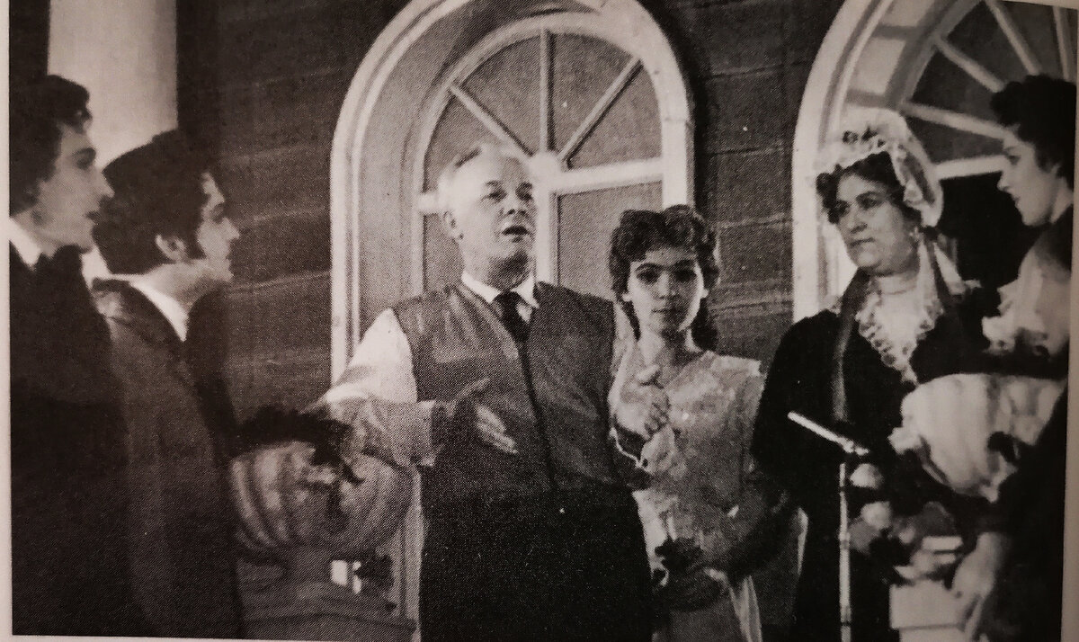 Лемешев репетирует "Евгения Онегина" со студентами в Оперной студии Консерватории. 