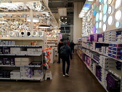 РУССКИЕ МАГАЗИНЫ УЖЕ ПОЛТОРА ГОДА УДИВЛЯЮТ ИНОСТРАНЦЕВ. ФОТО: MAKSIM KONSTANTINOV/GLOBALLOOKPRESS