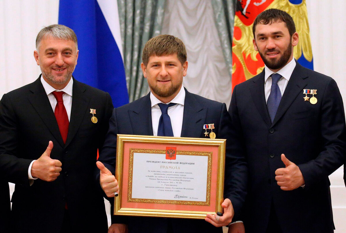 Все награды сына кадырова. Лорд Даудов адам Делимханов. Адам Делимханов с братьями. Кадыров Делимханов Даудов. Рамзан Кадыров и адам Делимханов.