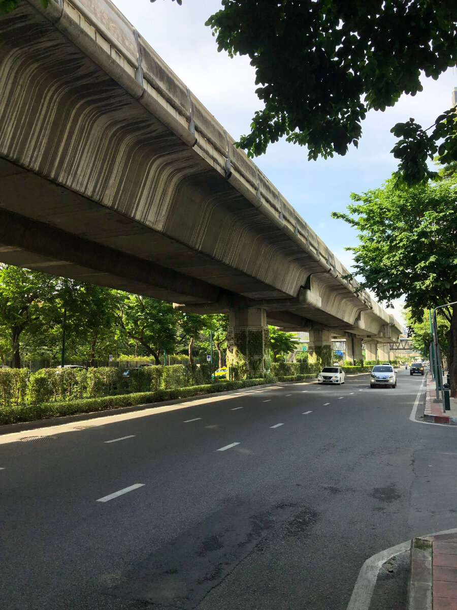Через дорогу располагается Чатучак Парк (Chatuchak Park)