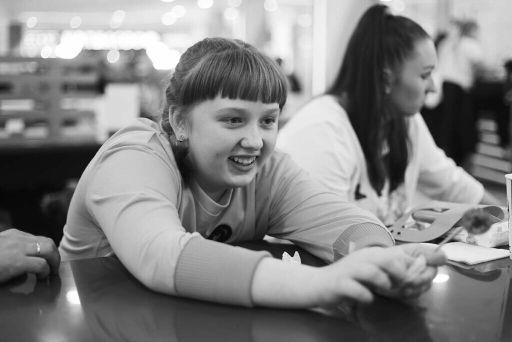 Милана может целый урок проработать с учителем, а может очень забеспокоиться, если, например, выпал снег. Пока есть время, для нее очень не лишней была бы реабилитация в Центре имени Сухаревой, но денег на нее нет