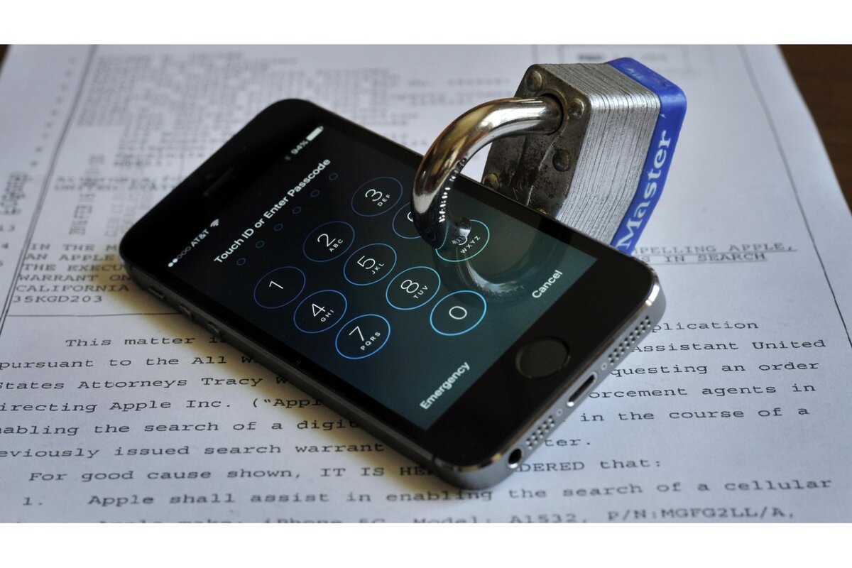 Безопасность смартфона. Безопасность iphone. Защита данных телефон. Смартфон с данными.