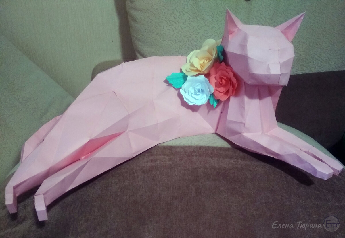 Полигональная скульптура из бумаги "Лежащая кошка, украшенная цветами". Выкройка взята из открытых источников. Выполнена Еленой Тюриной в 2020 году.