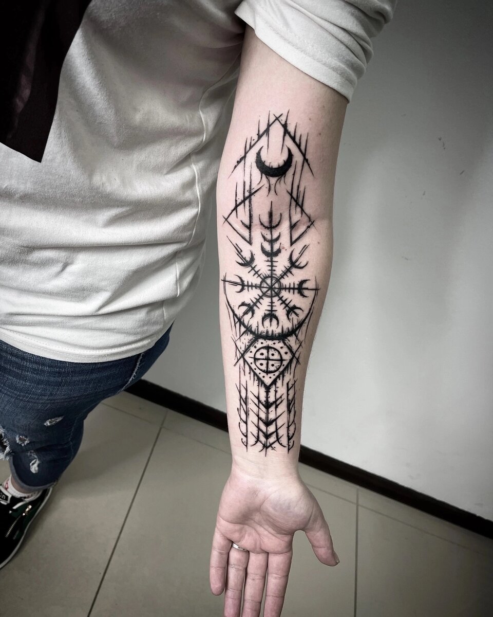 Скандинавская мифология в последние годы становится популярной. Это выражается в появлении новых тематических фильмов, посвященных викингам и другим представителям скандинавских народностей. Определенное влияние эта популяризация оказывает и на нательную живопись. Скандинавские мотивы в современной татуировке очень востребованы, причем не только у мужчин, но и у представительниц слабого пола.