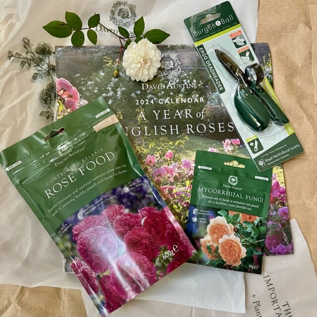 Призы: 1 место - секатор и календарь, 2 место - пролонгированное удобрение, 3 место - микориза для роз