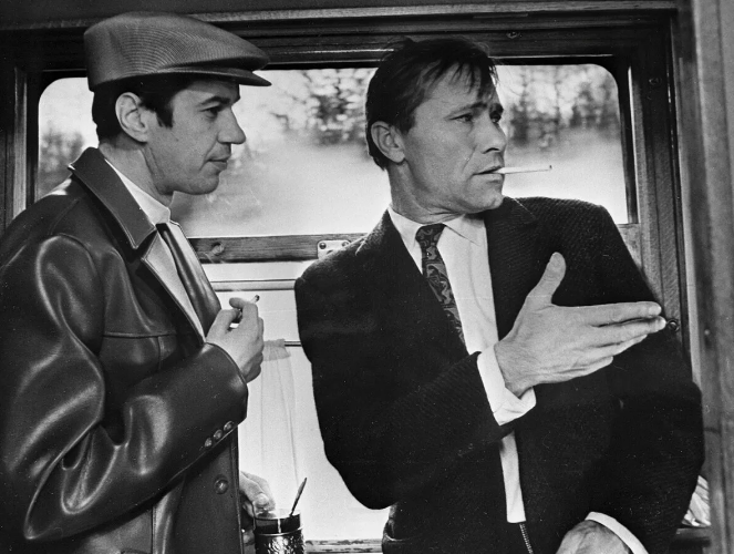 Бурков и Шукшин курят в поезде