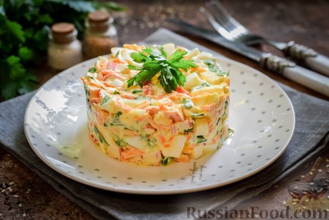 крабовые палочки, сыр плавленый, морковь, яйца, чеснок, майонез, сметана, лук зелёный, зелень петрушки, соль, перец чёрный молотый