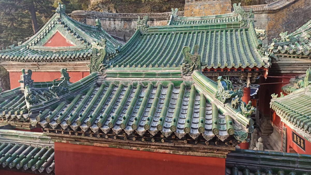 Крыши храмов на горе Удан