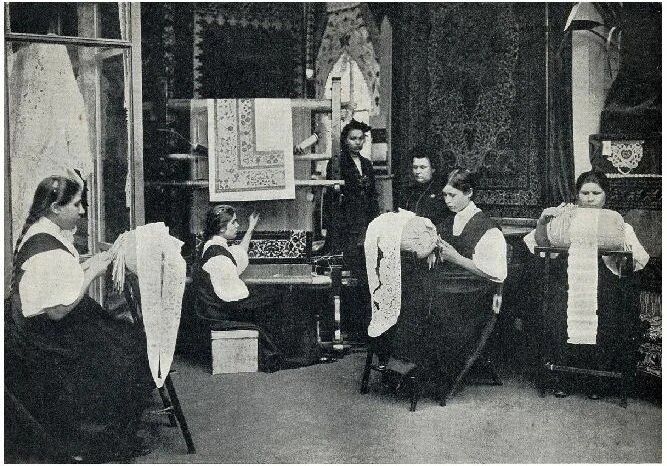 В российской профессиональной школе кружевниц под патронажем императрицы Марии Федоровны. Конец 19- го - начало 20-го века.