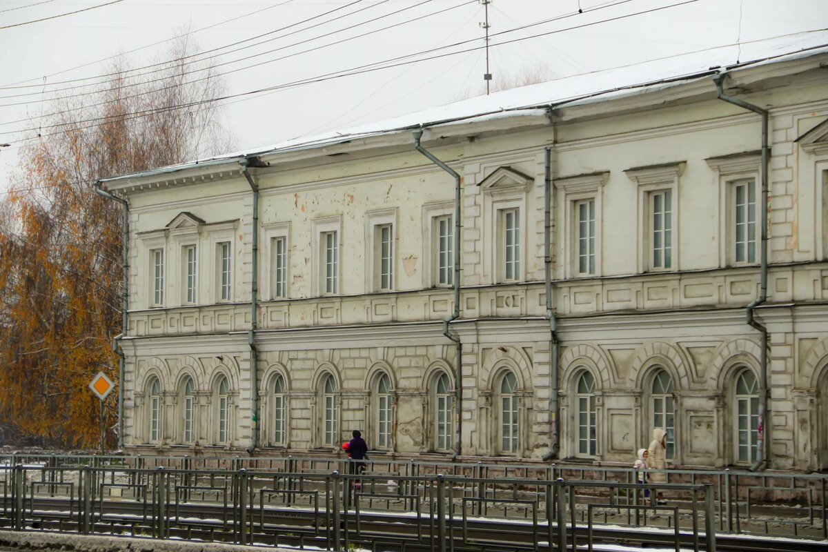 Более 3 млн за век. Федералы распродают ансамбль Демидовской площади в  Барнауле | ТОЛК | Дзен