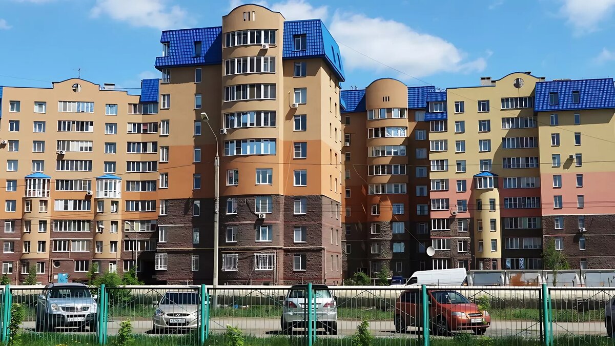     К дому на Харьковской пристроена крытая парковка. Двор закрыт от посторонних, в нем есть детские площадки и зоны отдыха.