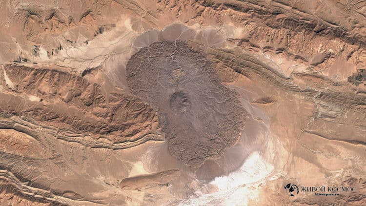      Соляной купол и ледник в Загросе, Иран. Диаметр образования около 15 км. Из открытых источников.