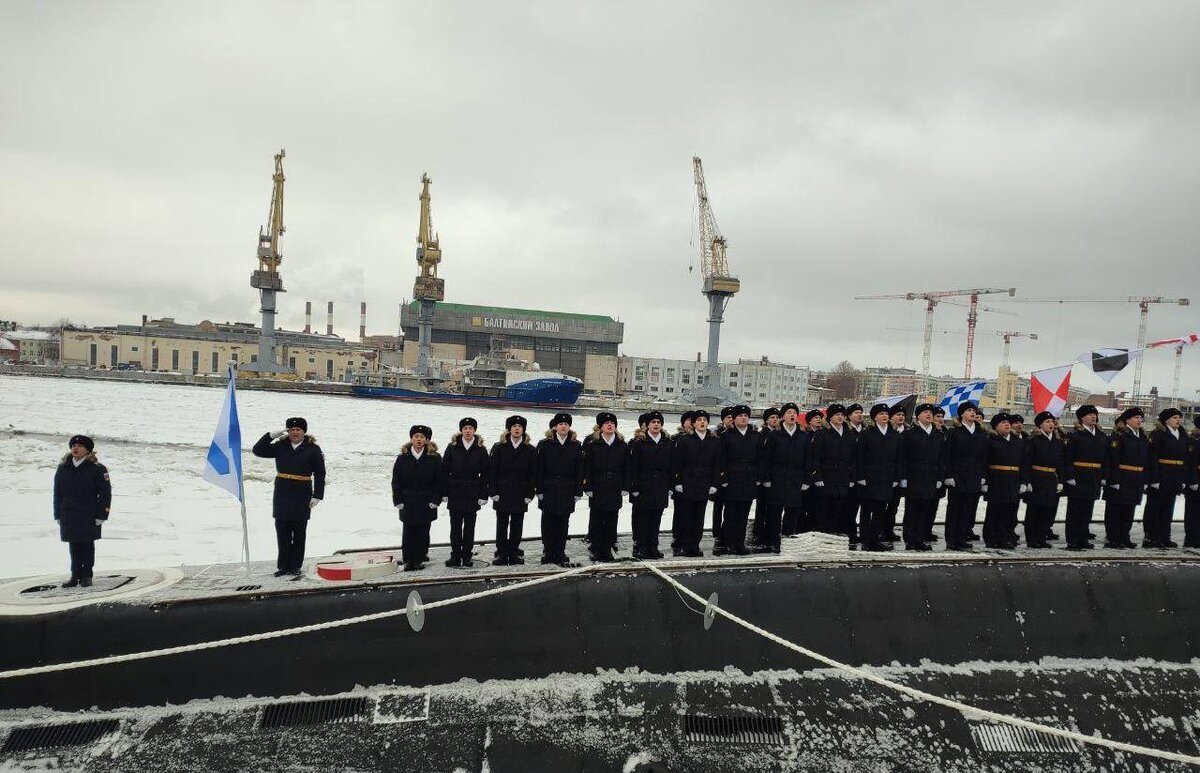 Церемония поднятия Военно-морского флага прошла на Адмиралтейских верфях в Питере. Подлодка построена для Тихоокеанского флота.