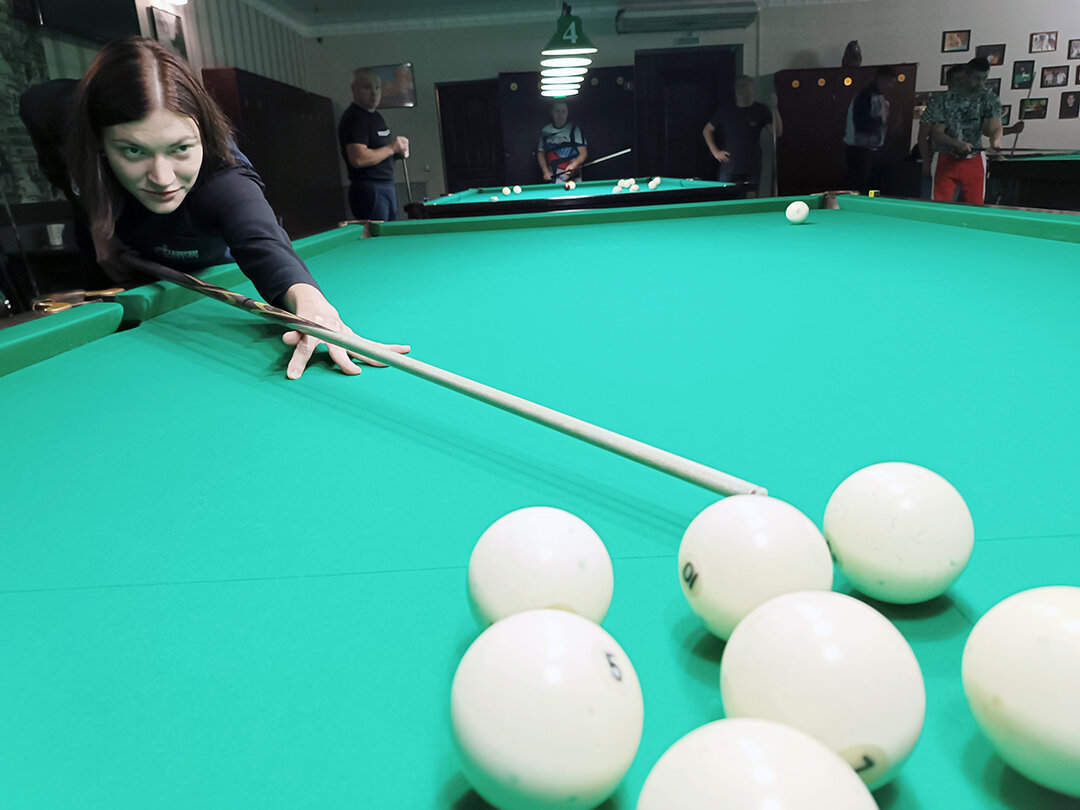 Чемпионке ЯНАО Екатерине Стреченцовой удаются даже самые сложные удары.  Свое мастерство по игре в бильярд она оттачивает уже более 20 лет.