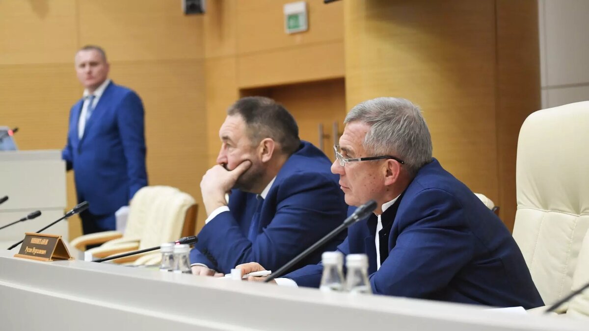     Глава Татарстана Рустам Минниханов потребовал обратить внимание на проблему переработки электронных отходов и пластика. Он заявил, что систему нужно отладить ради экологии. Об этом пишет пресс-служба руководителя республики.