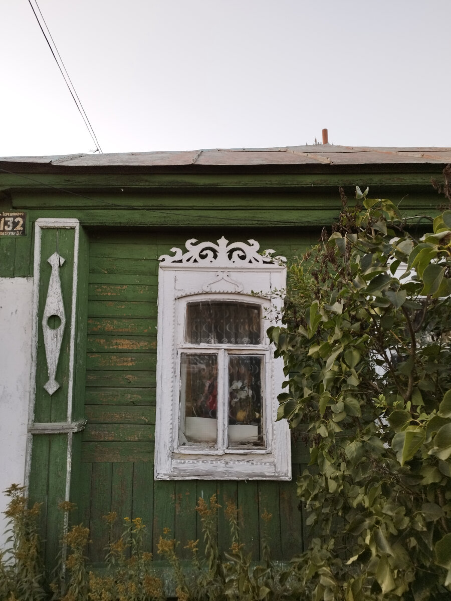 Чуть больше общего вида фасада и ещё больше ромбов в оформлении дома.