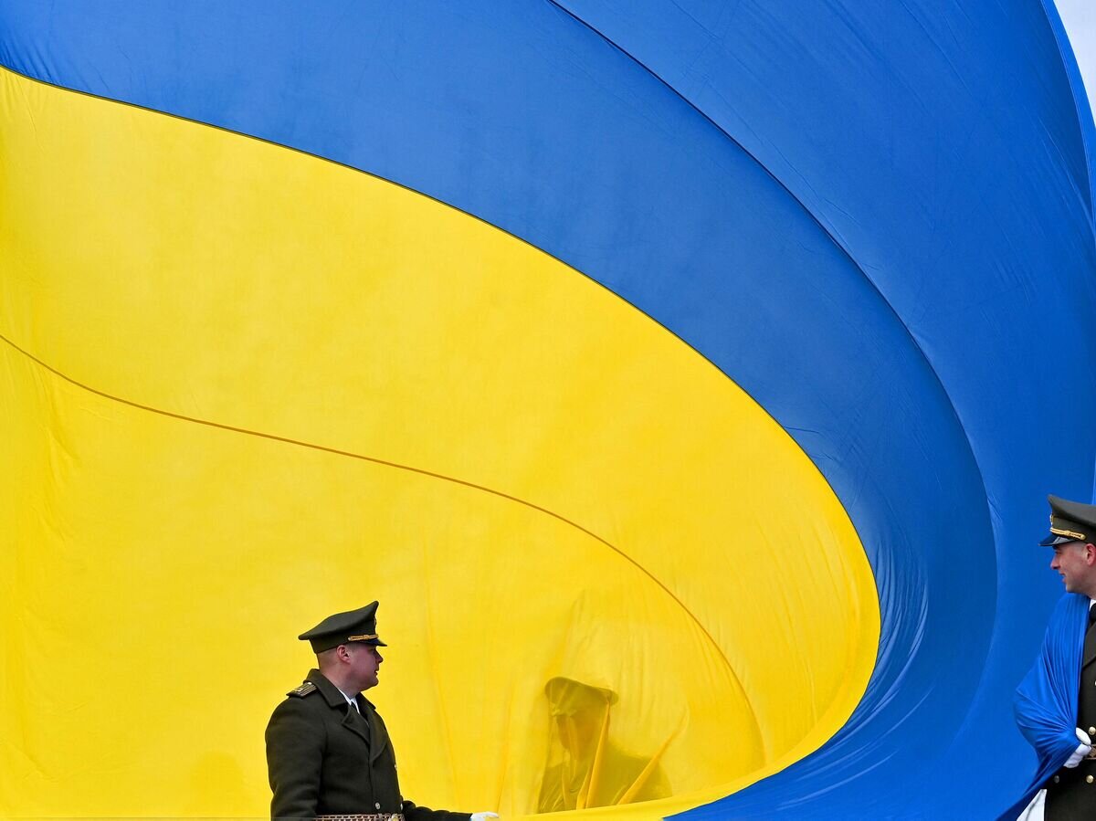 Украинские военнослужащие держат флаг© AFP 2023 / Sergei Supinsky