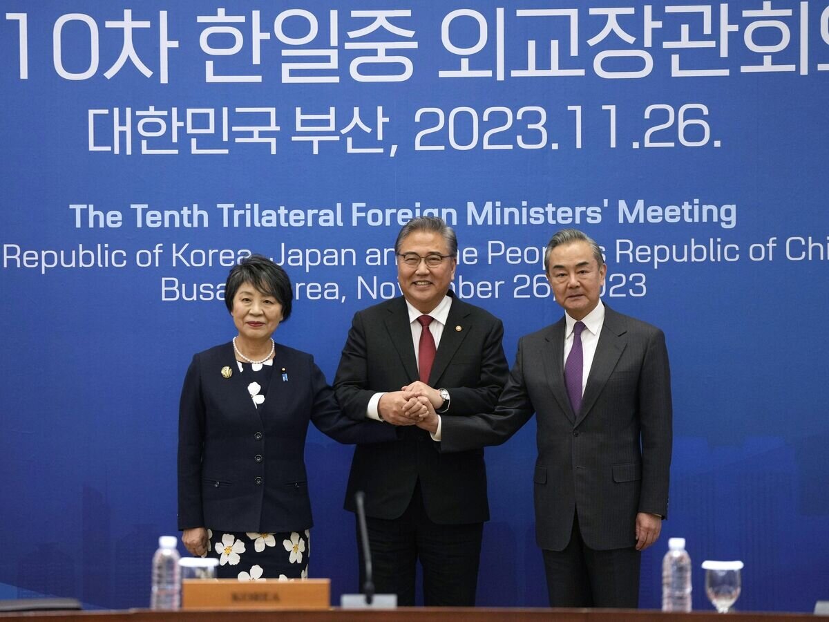 Министр иностранных дел Китая Ван И, министр иностранных дел Южной Кореи Пак Джин и министр иностранных дел Японии Ёко Камикава во время трехсторонней встречи в Пусане© AP Photo / Ahn Young-joon