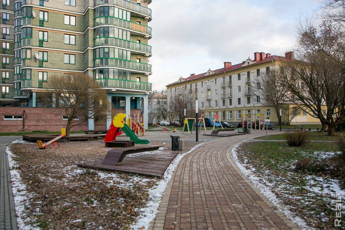 Здесь нет человеческих магазинов