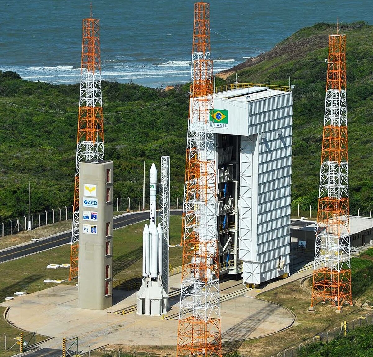 Ракета VLS на стартовом столе, рядом - мобильная башня обслуживания.