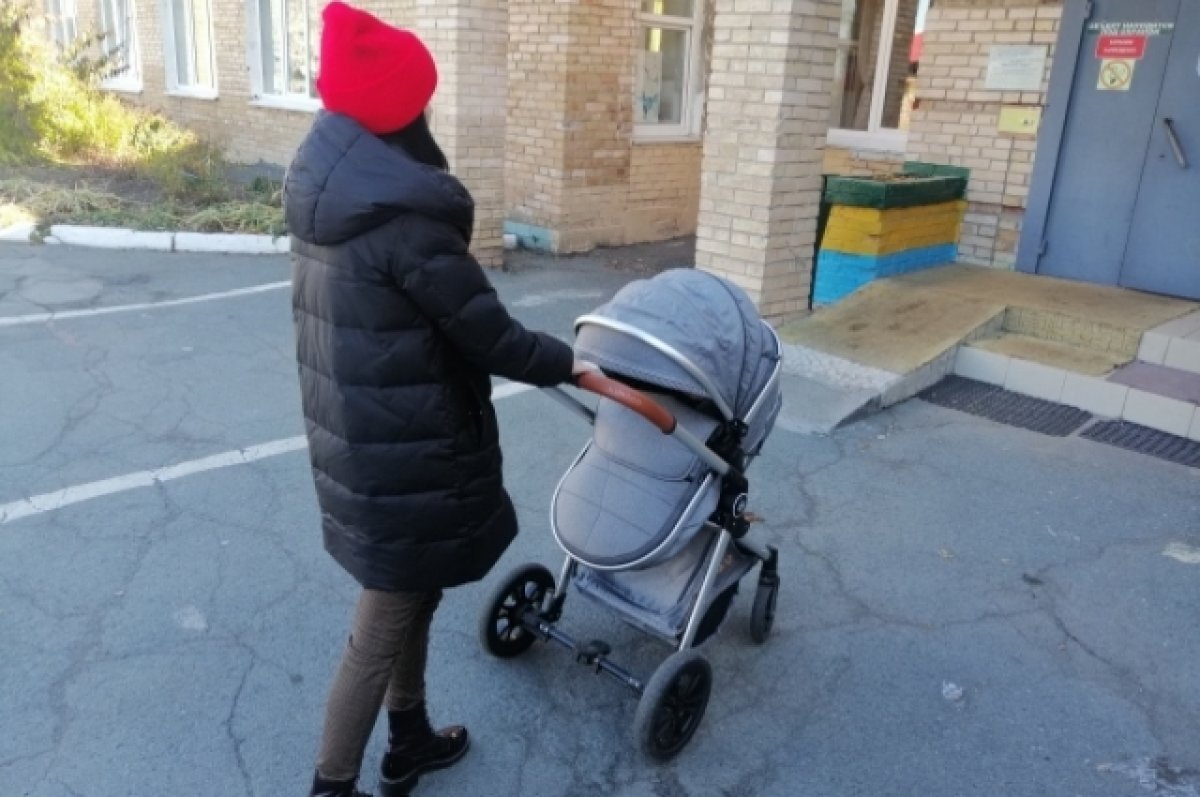    Кусок бетона чуть не попал в детскую коляску в Омске