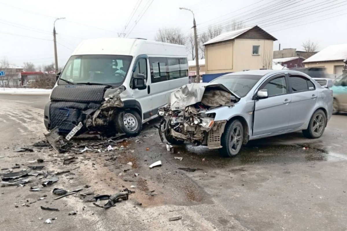    Пять жителей Иркутска пострадали в аварии с участием маршрутки