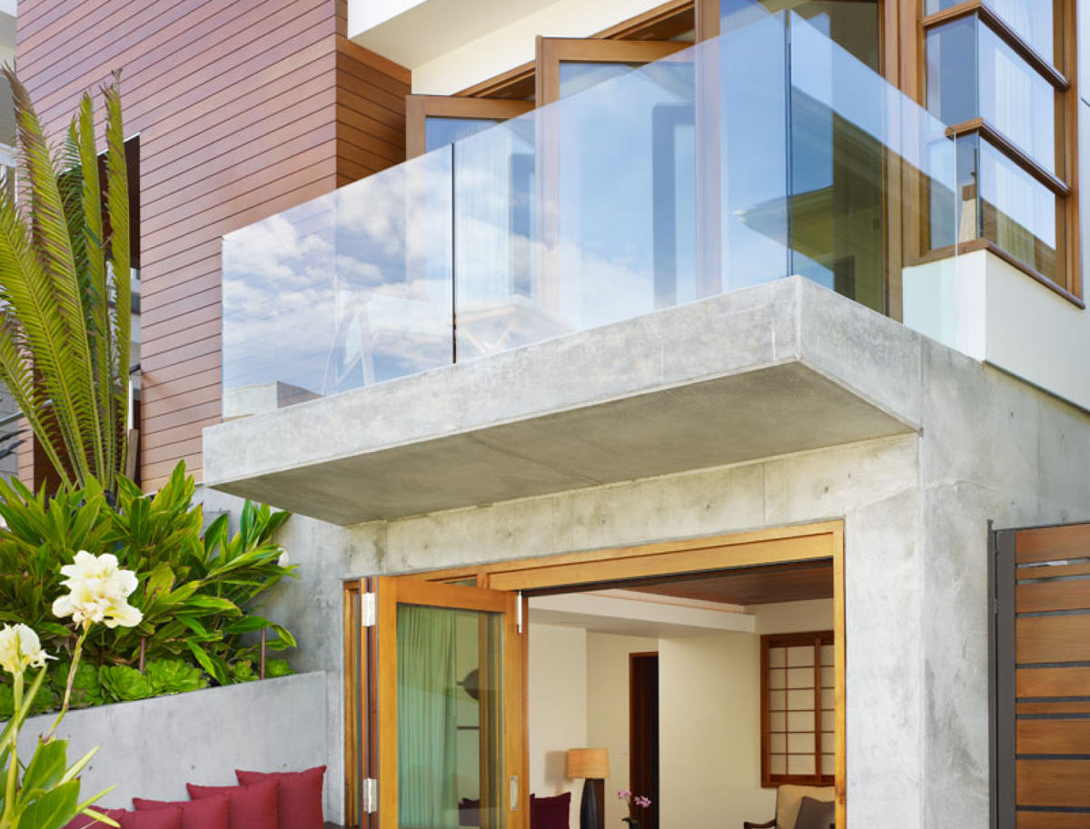 Обратите внимание, что балкон - это выступ от стены. 