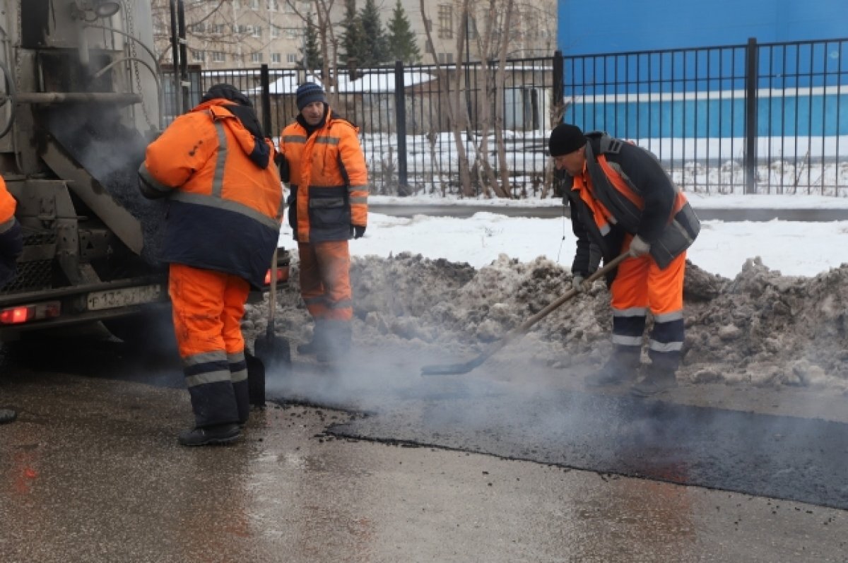    В Самаре после окончания снегопадов возобновили ямочный ремонт дорог